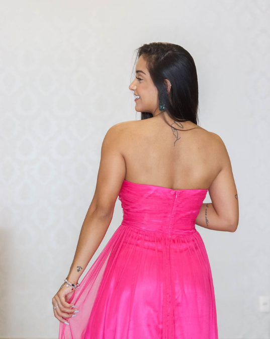 aluguel vestido rosa chock chiclete longo tamanho M 390,00 costas